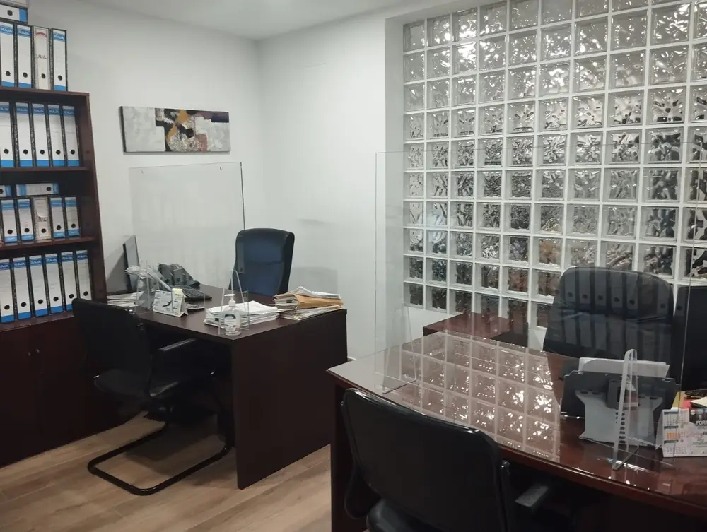 Despacho de oficina con muebles de madera y decoraciones